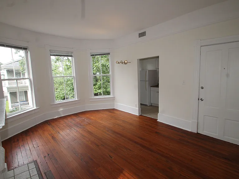 120 W Waldburg St #2 — Photo 3