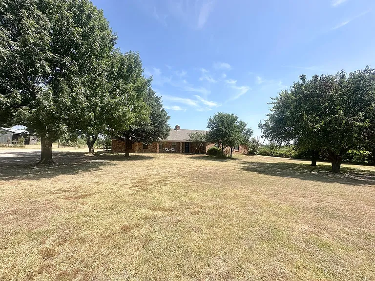 2829 Bailey Ln — Photo 2