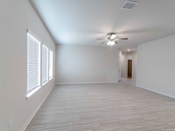 5th image of 209 Kayla Ave