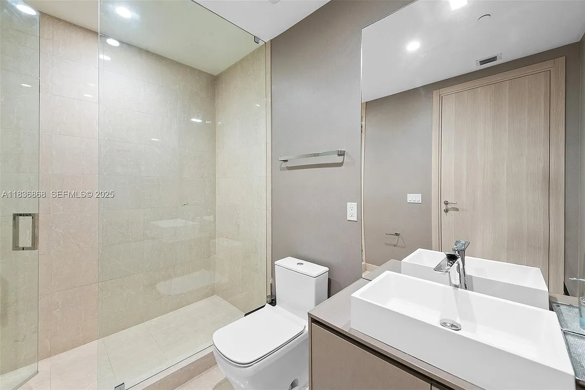 Building Photo - 1000 Brickell Plz #Penthouse 5307