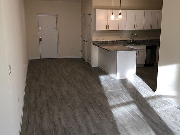5th image of 155 Evergreen Pl #205