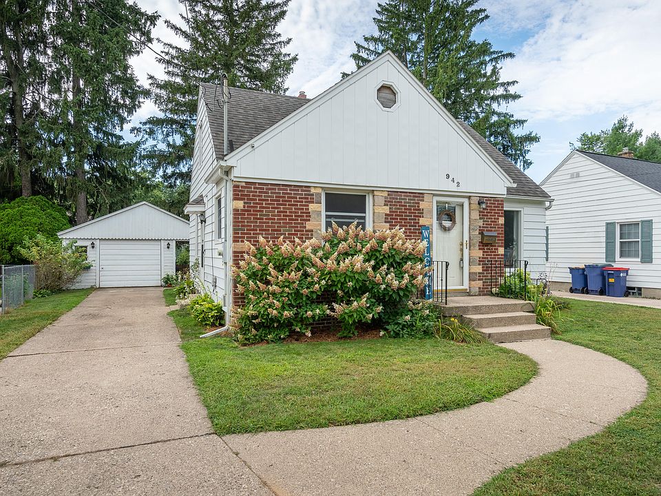 1st image of 942 Mayhew Wood Dr SE