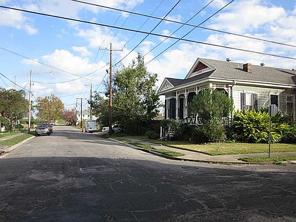 3rd image of 901 Pelican St