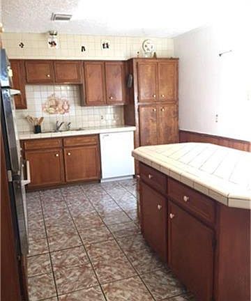2nd image of 4914 Airport Blvd