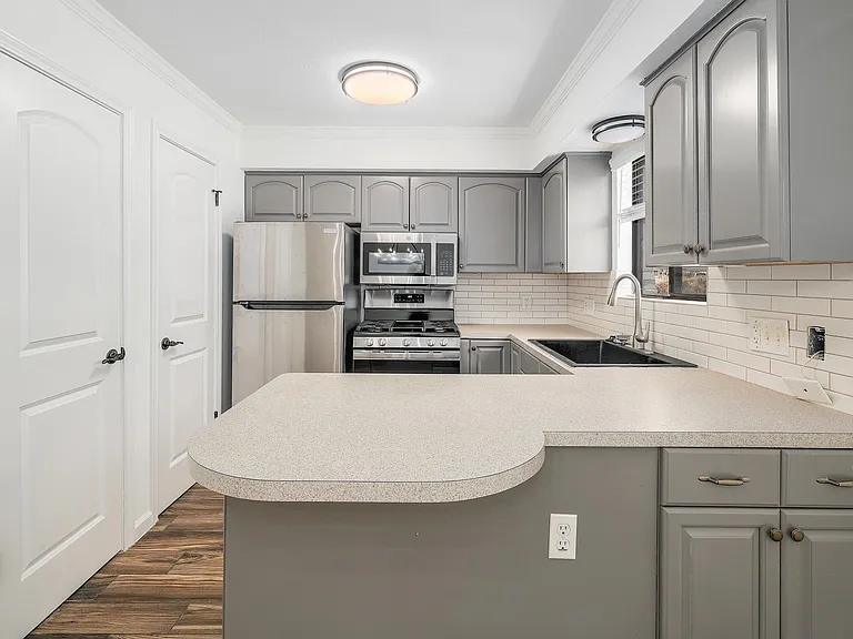 204 Northwest Dr #F — Photo 16