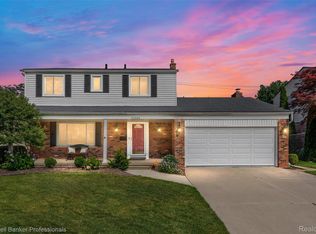 21600 Eastbrook Ct, Grosse Pointe Woods, MI 48236