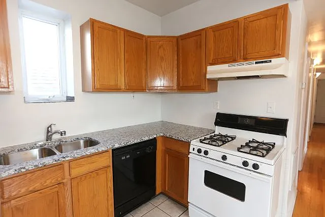 Choice 2 Bed, 2 Bath at Bosworth + Blackhawk (Wicker Park) — Photo 3