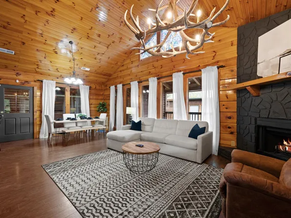 2672 Valley Heights Dr, Pigeon Forge, TN 37863