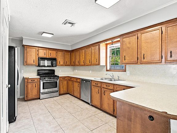 3rd image of 402 Broussard Ln