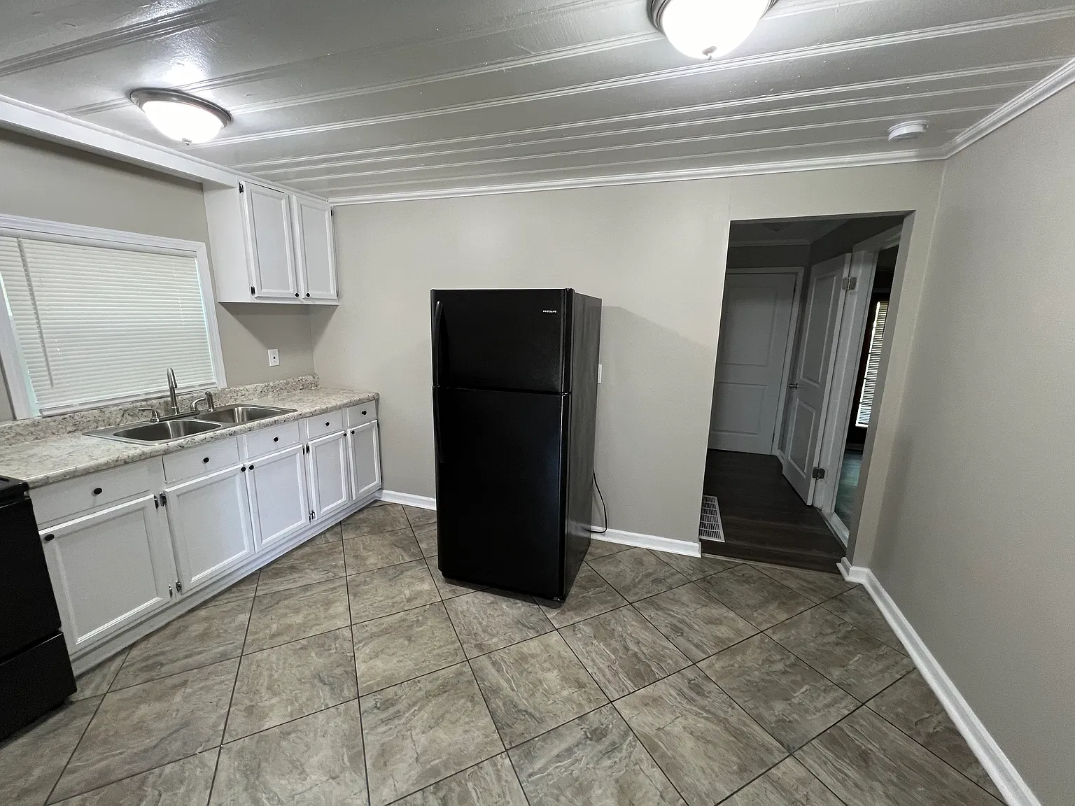 3 bed, 952 sqft, $1,350 — Photo 3