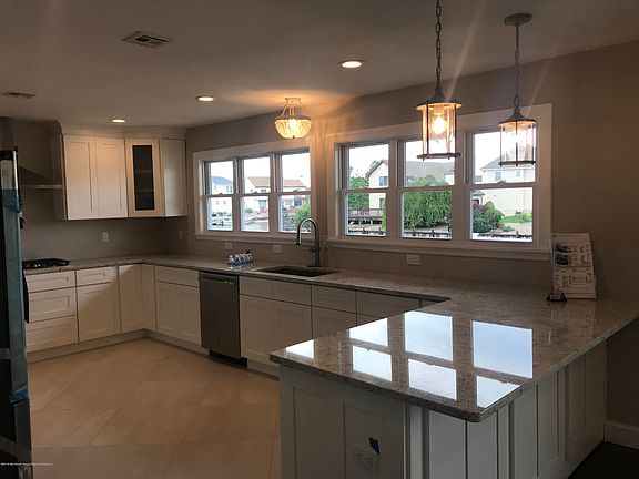 4th image of 725 Fairview Ln