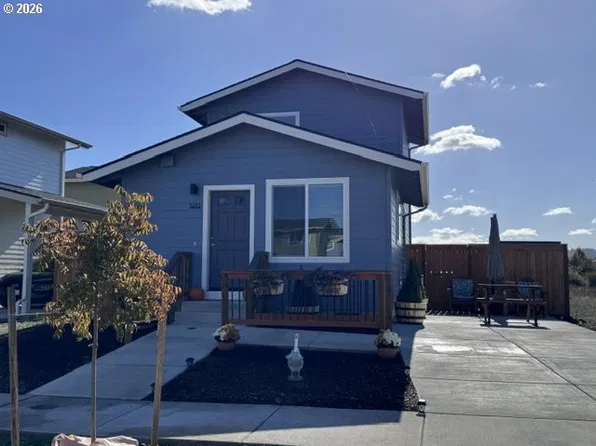 5272 Forest Ln, Eugene, OR 97402