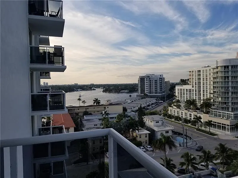 1 bed, 1.5 bath, 819 sqft, $2,500 — Photo 2