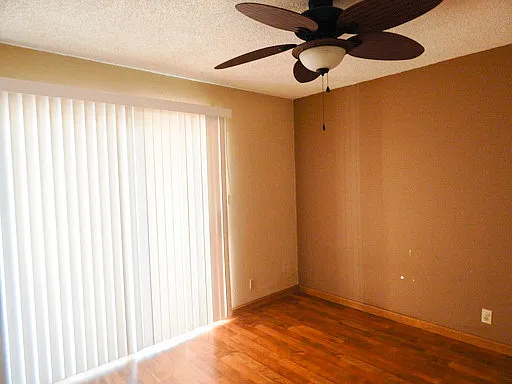 Upper Unit Condo Close to 880 — Photo 3
