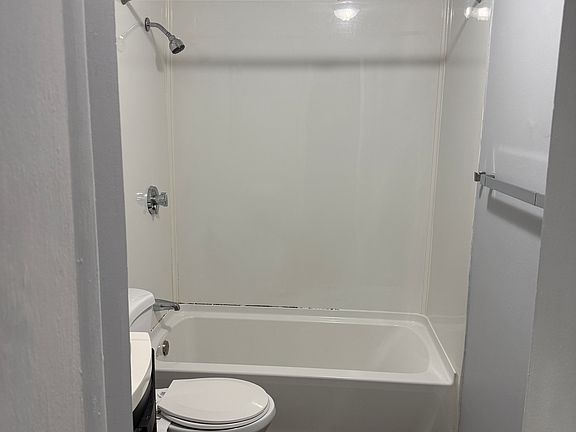 5th image of 130 Mammoth Rd APT 19