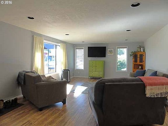 3rd image of 835 NE Darnielle Dr