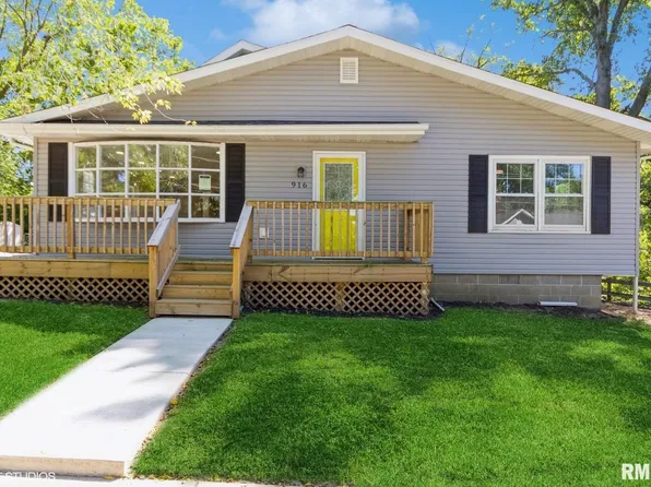 916 E Madison St, Riverton, IL 62561