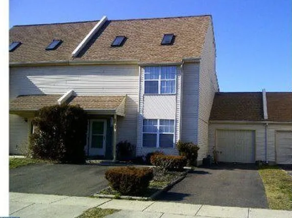 35 Belle Aire Dr, Langhorne, PA 19047