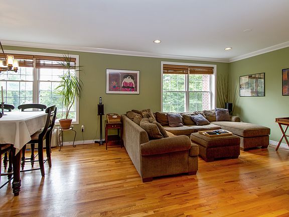 3rd image of 25 Crest St APT 209