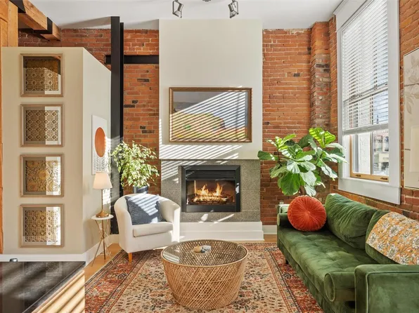 610 Johnson St #204, Victoria, BC V8W 1M4