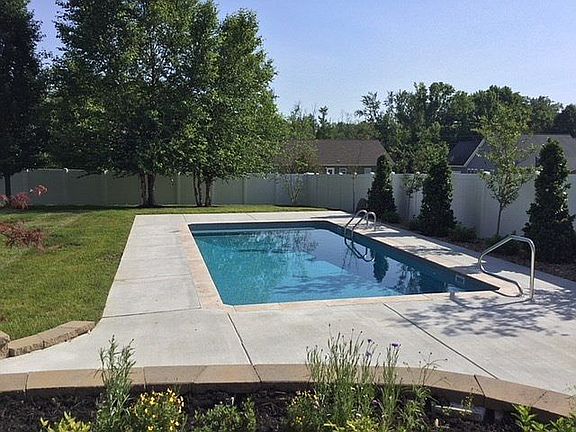 3rd image of 800 Windingbrook Ct
