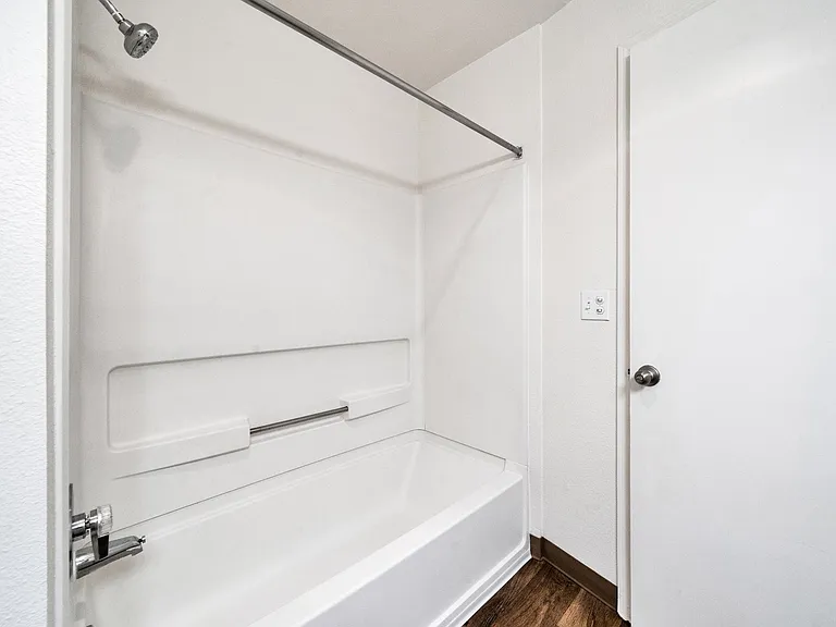 bath/shower Aloha Oregon Quatama Village Apartments