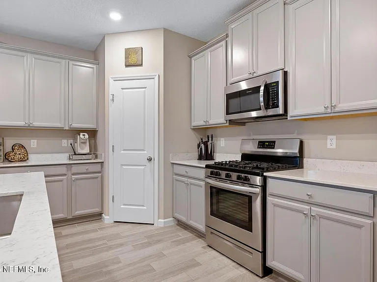 1780 Amberly Dr — Photo 16