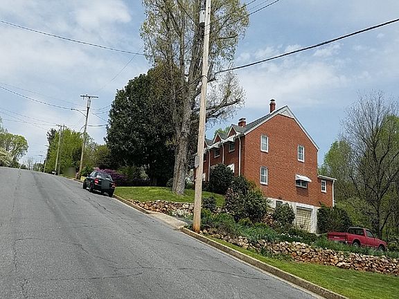 4th image of 1206 Oakgrove Ave