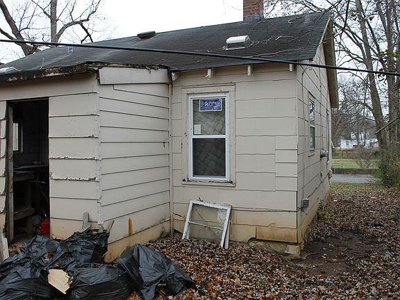 5th image of 137 Plain Ave