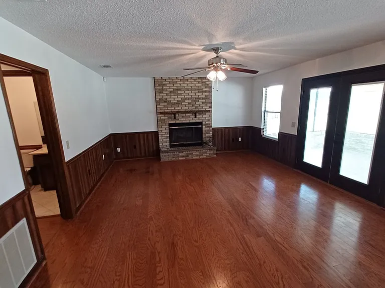 2295 Foxwood Dr — Photo 2