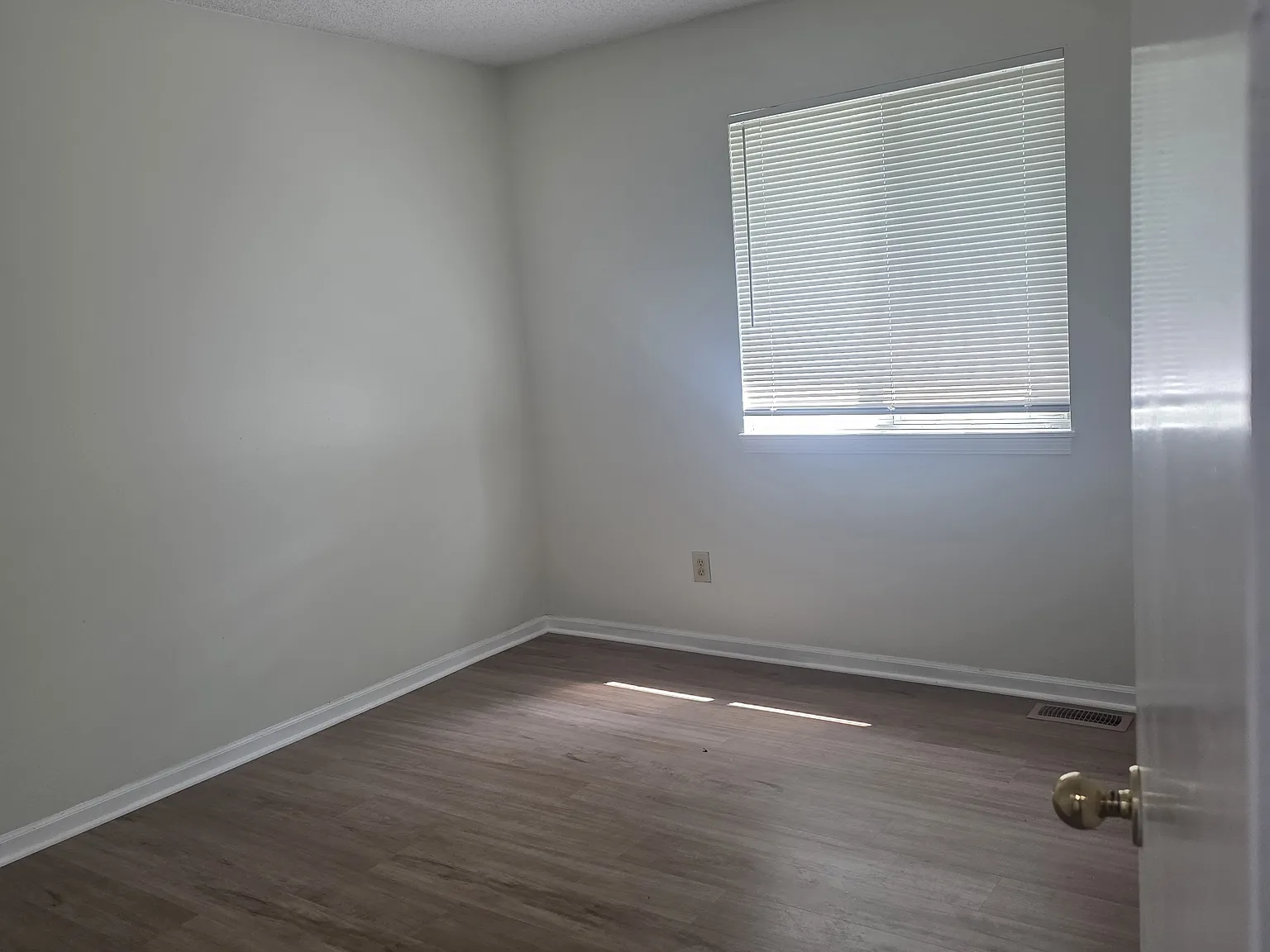 3 bed, 1200 sqft, $1,600 — Photo 2