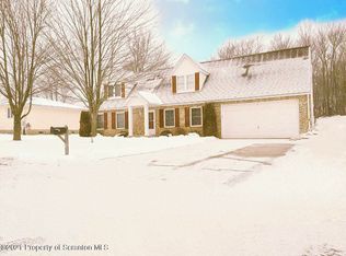 3 Arnold Dr, Peckville, PA 18452