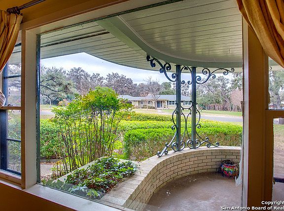 5th image of 929 Bluebonnet Dr N