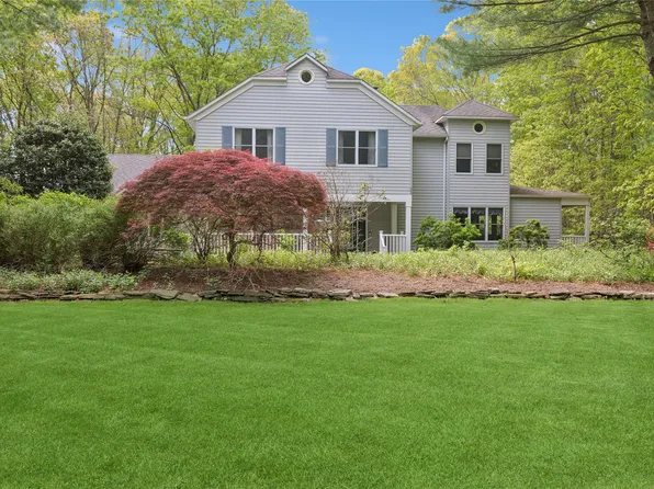 6 Carriage Path, Manorville, NY 11949