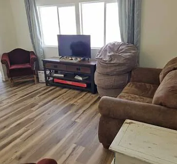 4 bed, 2100 sqft, $2,100 — Photo 2