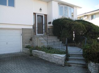 10 Printer Ln, Levittown, NY 11756