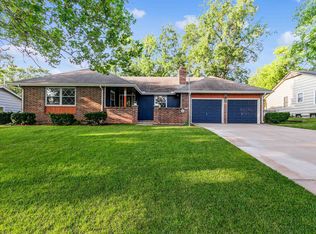 931 E Wedgewood Dr, Derby, KS 67037