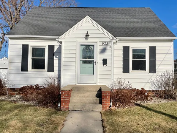 923 3rd St SW, Waseca, MN 56093