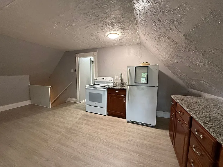 306 Broadway Ave — Photo 8