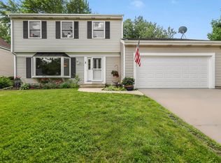 3 Augusta Dr, Vernon Hills, IL 60061