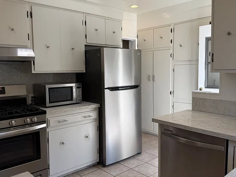 2523 S Bentley Ave — Photo 7