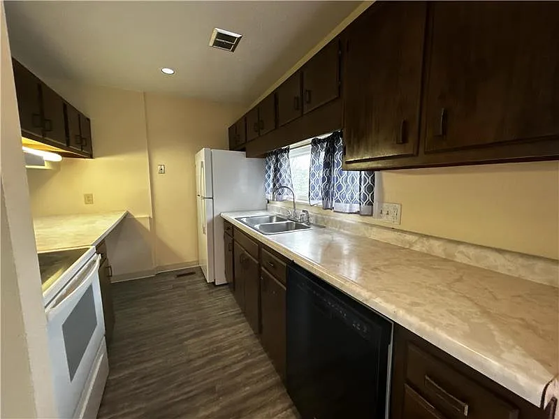 2 bed, 1.5 bath, $850 — Photo 3