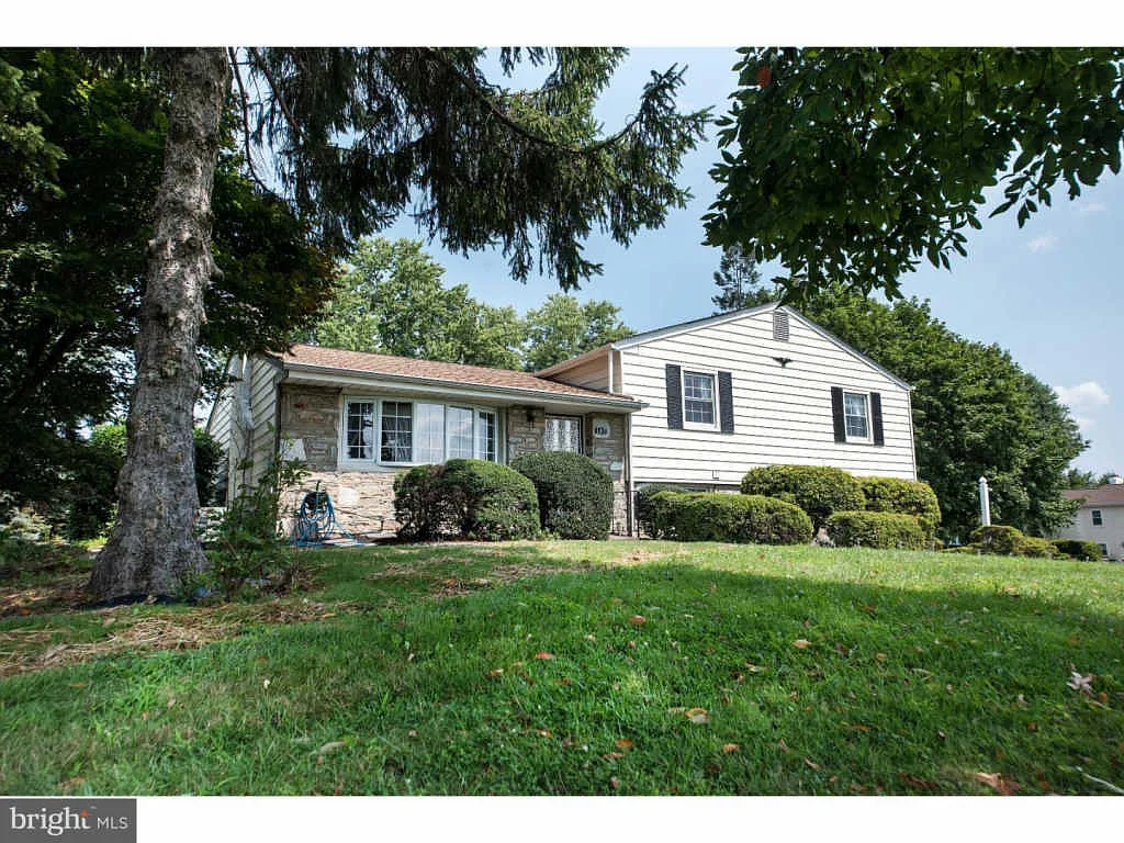 145 Windsor Dr photo 1