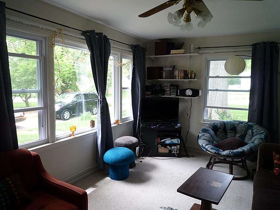 3rd image of 919 S Hawthorne Dr