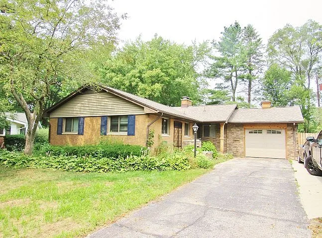 1809 Ivy Ln — Photo 1
