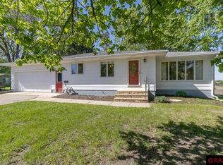 468 E Washington St, Le Center, MN 56057