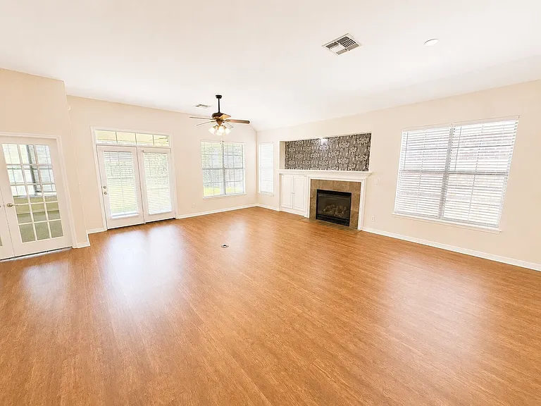 297 Eagle Bend Way — Photo 2