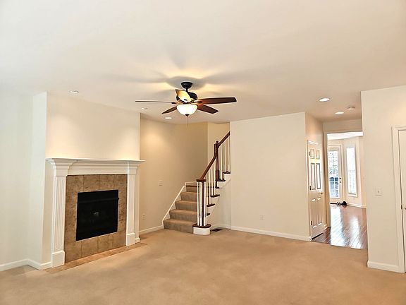 3rd image of 523 E Vanderbilt Dr