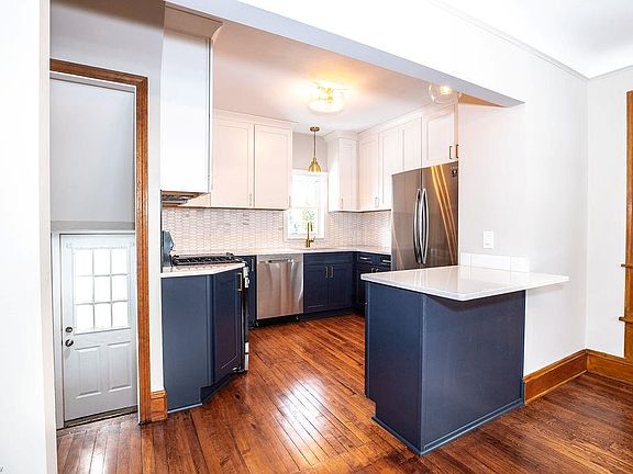 4th image of 2040 Elbur Ave