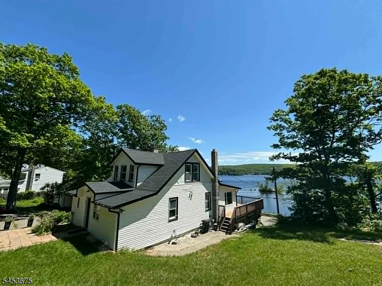 677 Warwick Tpke W — Photo 2